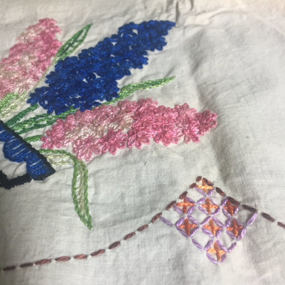 VTG Embroidered Tablecloth 4 Napkins Lilacs - Picture 8 of 15